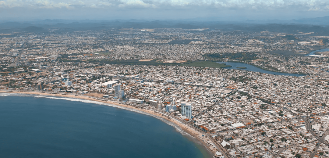 Vista aérea de la ciudad de Mazatlán con desarrollos inmobiliarios destacados