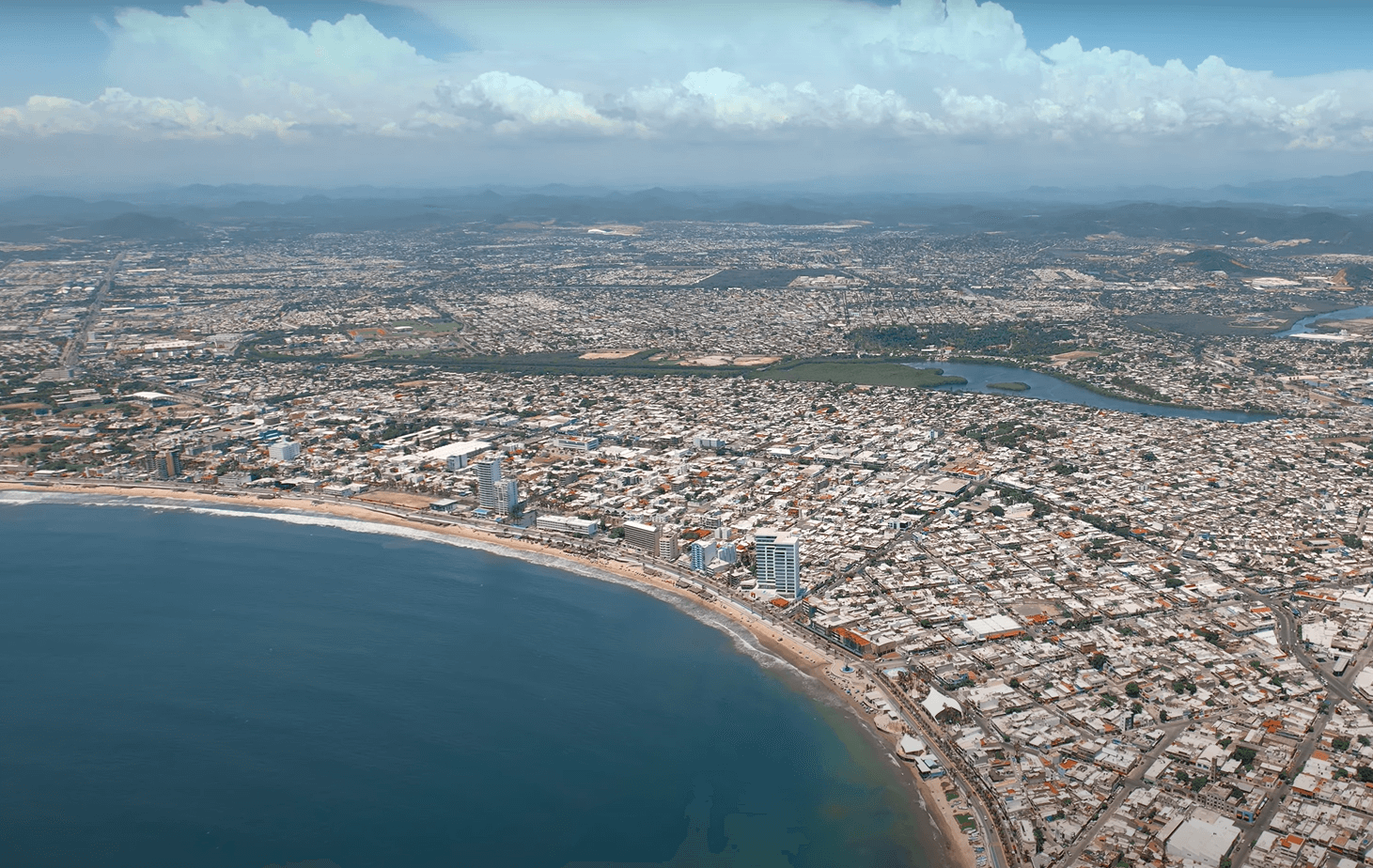 Vista aérea de la ciudad de Mazatlán con desarrollos inmobiliarios destacados