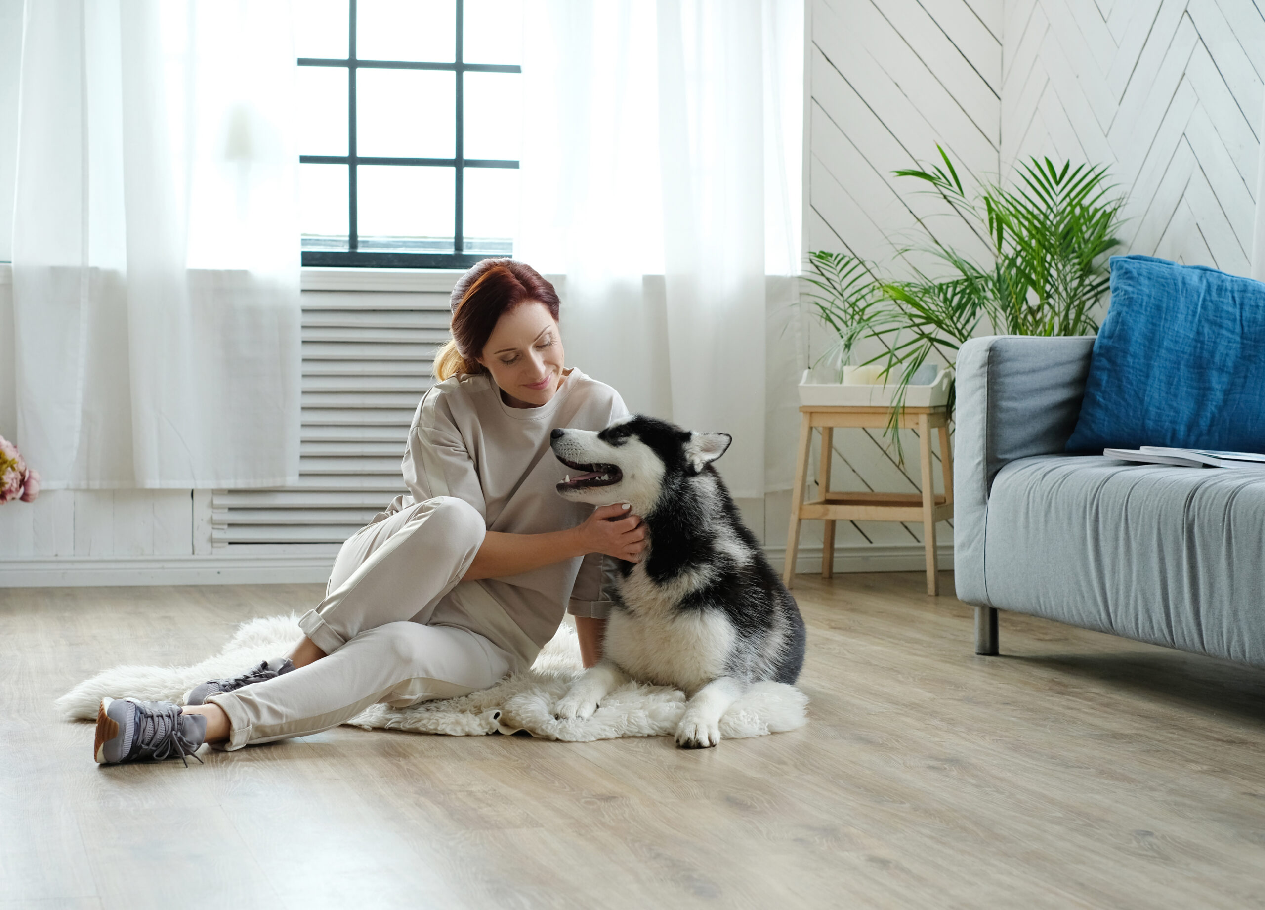 mujer cuidando correctamente de sus mascotas para el bienestar en el hogar