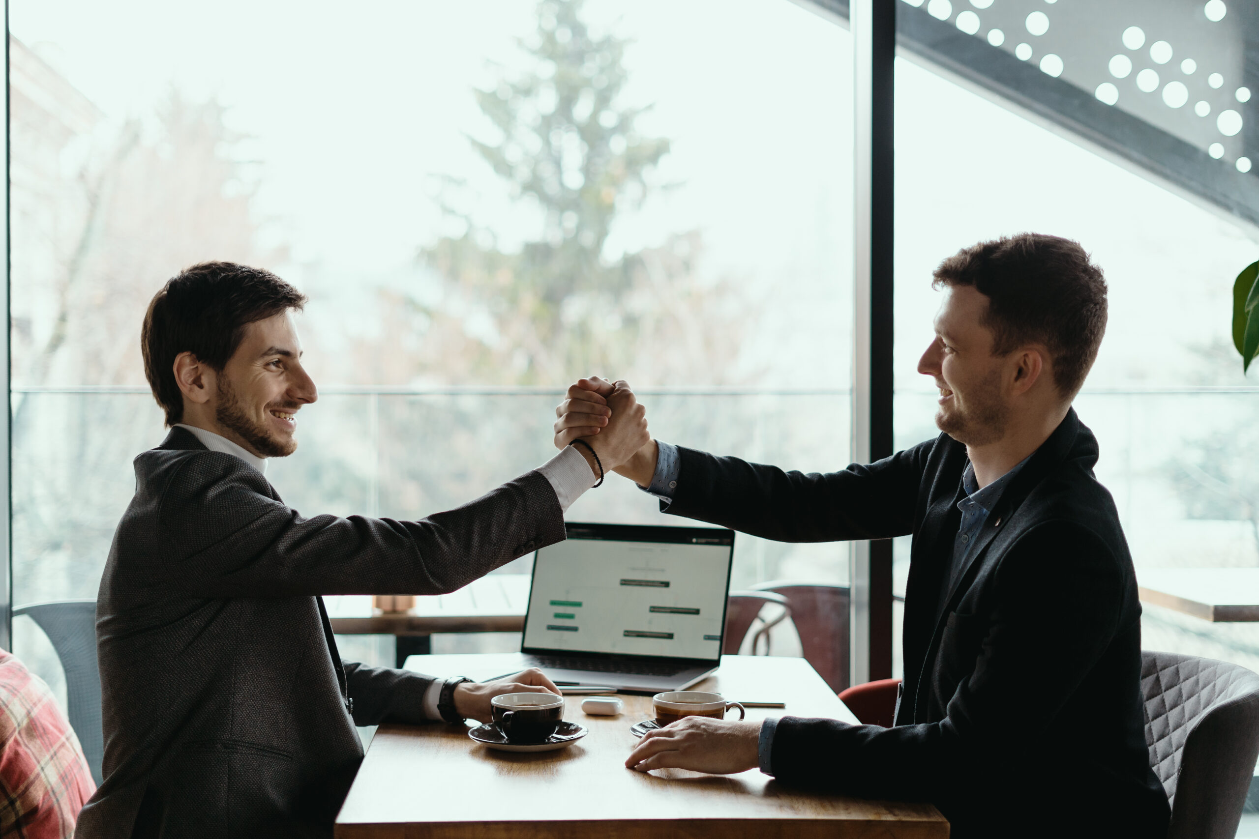 Dos hombres haciendo negocios