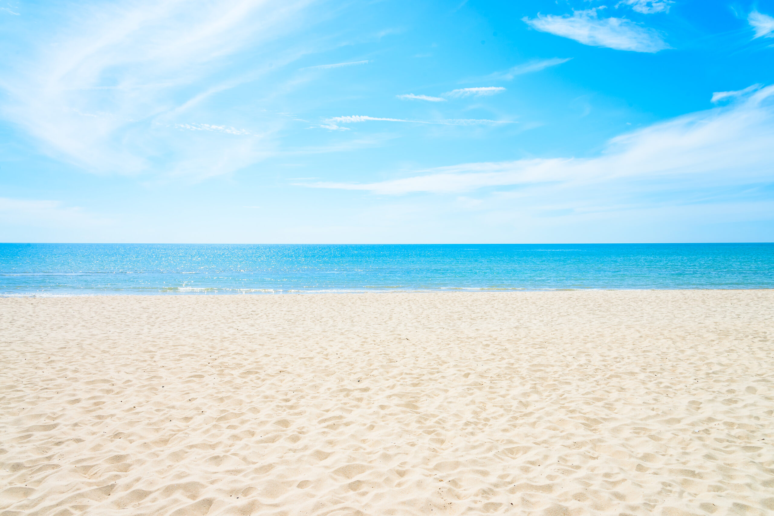 Playa despejada con el cielo azul