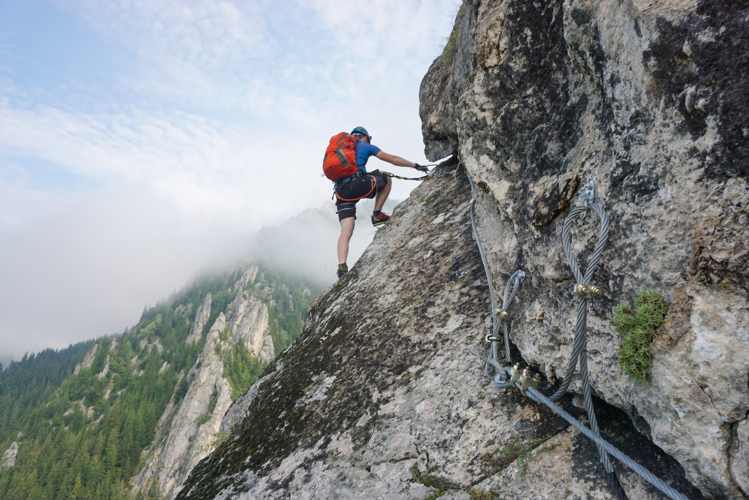 Joven escalando en roca en la sierra de Aguascalientes