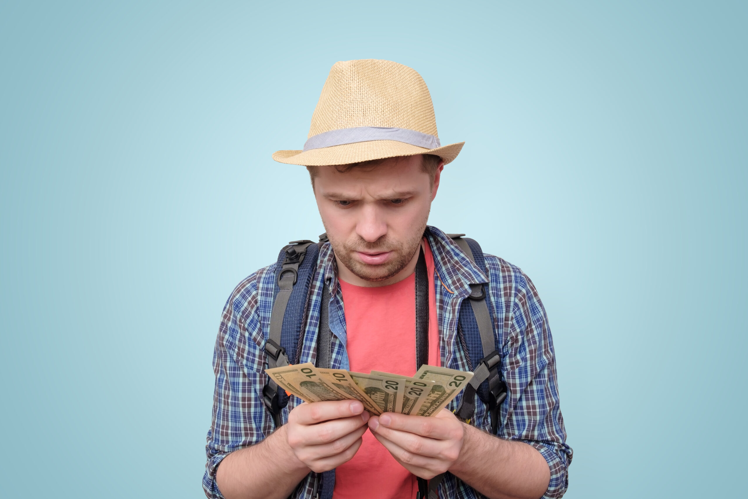 Turista preocupado porque va a viajar con poco dinero
