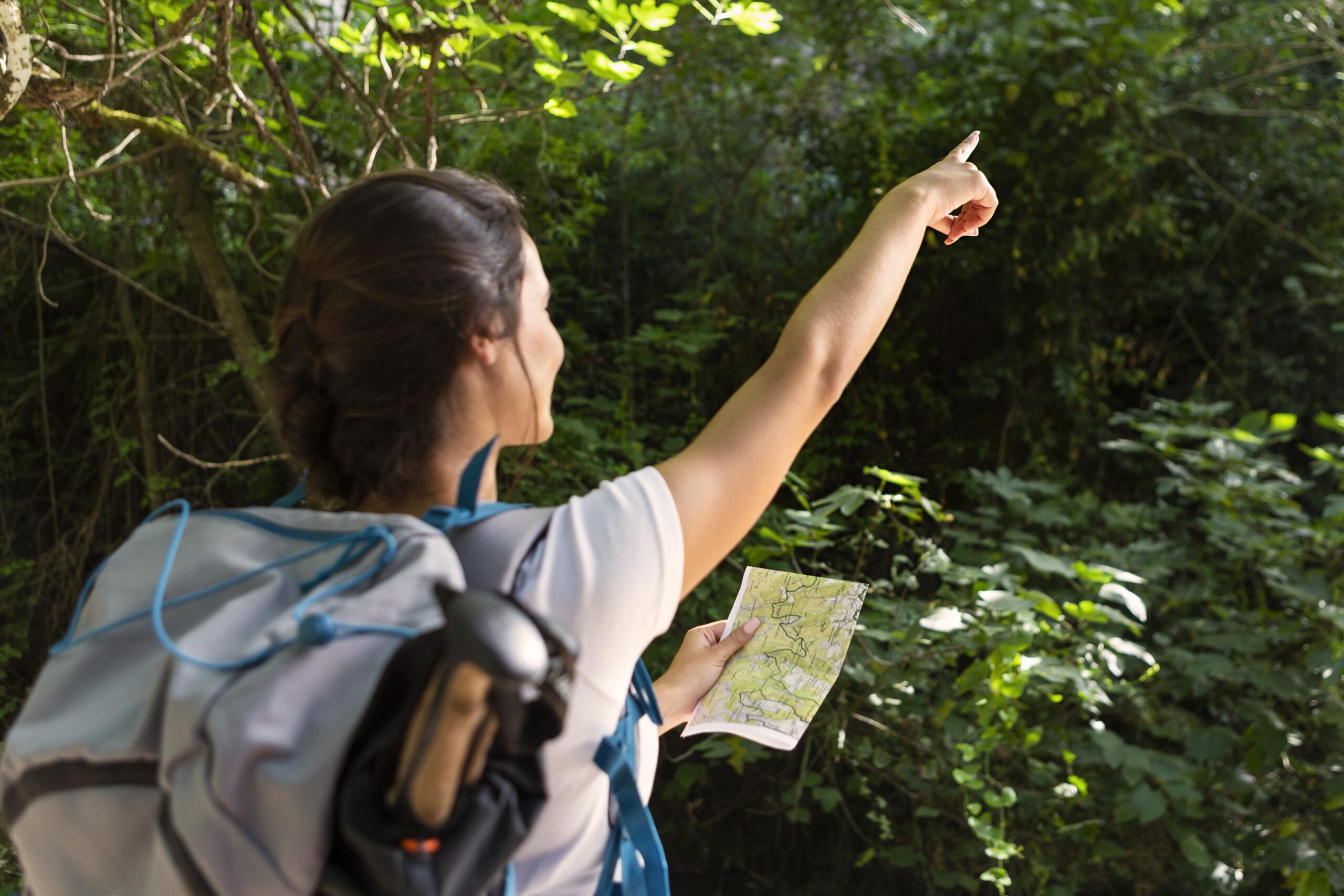 Mujer realizando un turismo responsable explorando