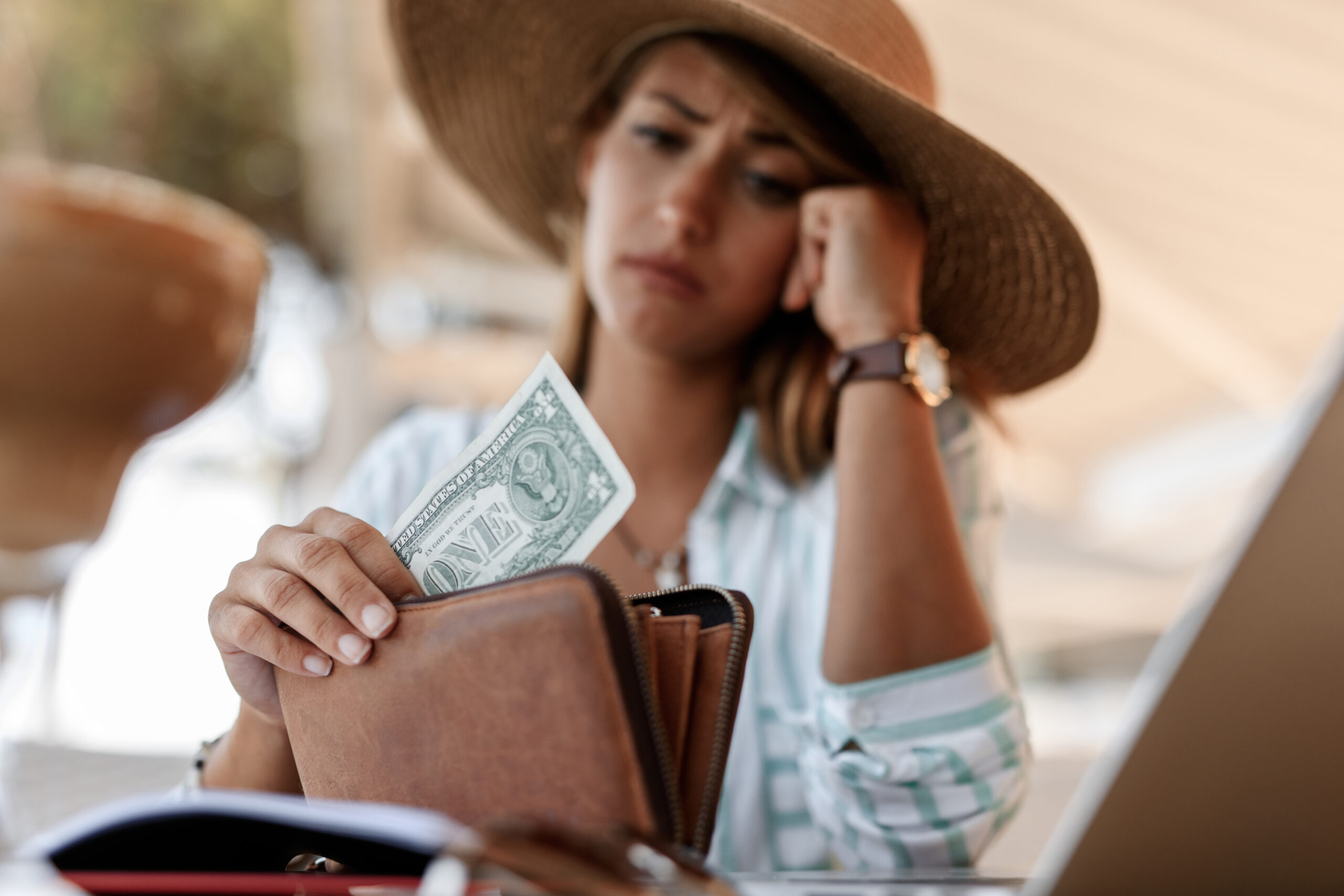 Mujer preocupada porque no tiene dinero al viajar