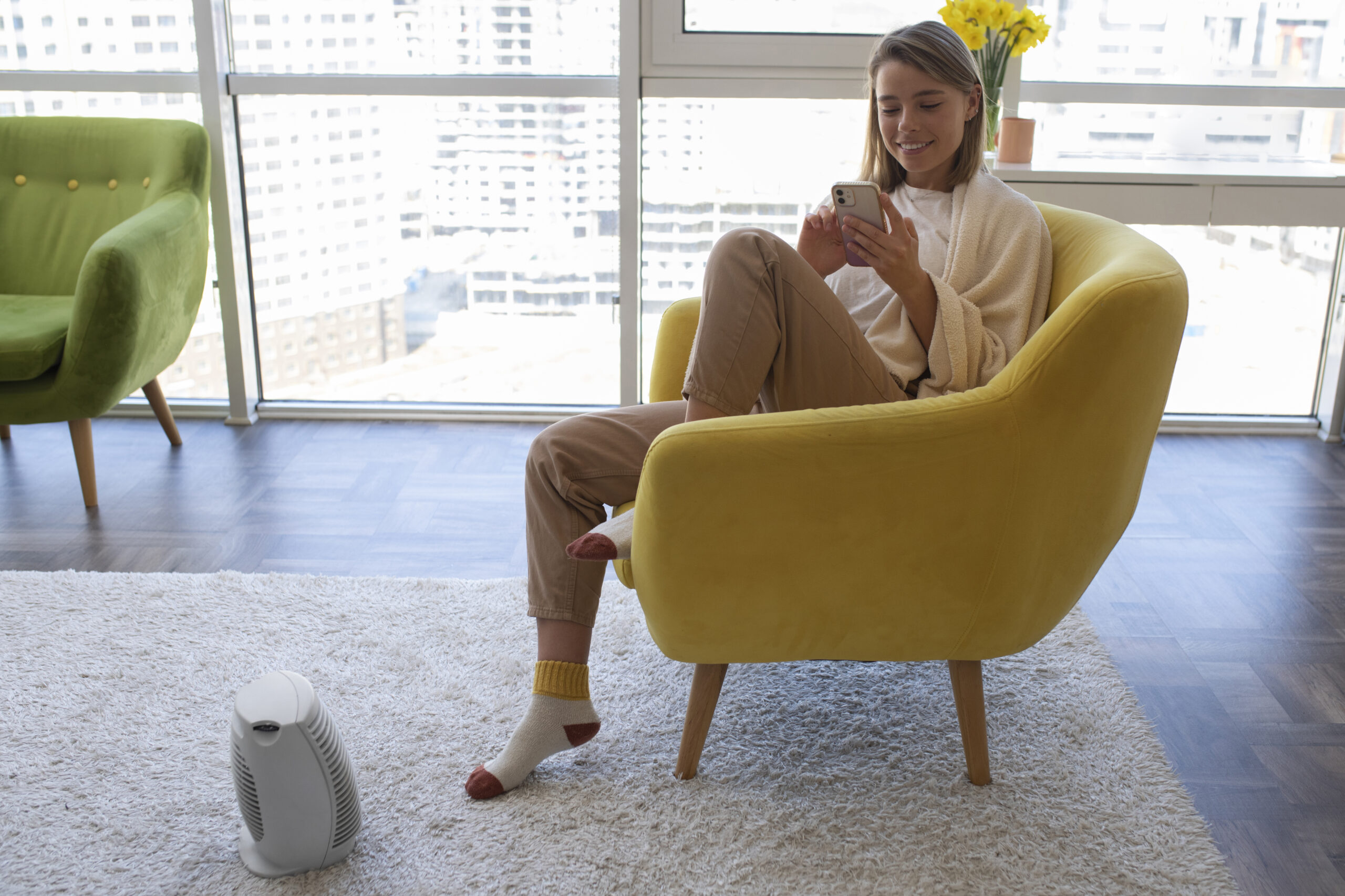 full-shot-smiley-woman-holding-smartphone