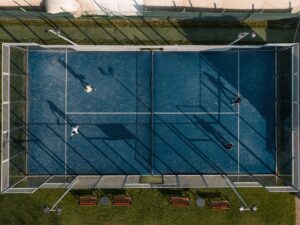 Cancha de padel, juego en pareja