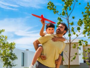 Papá e hijo disfrutando una tarde de juego al aire libre