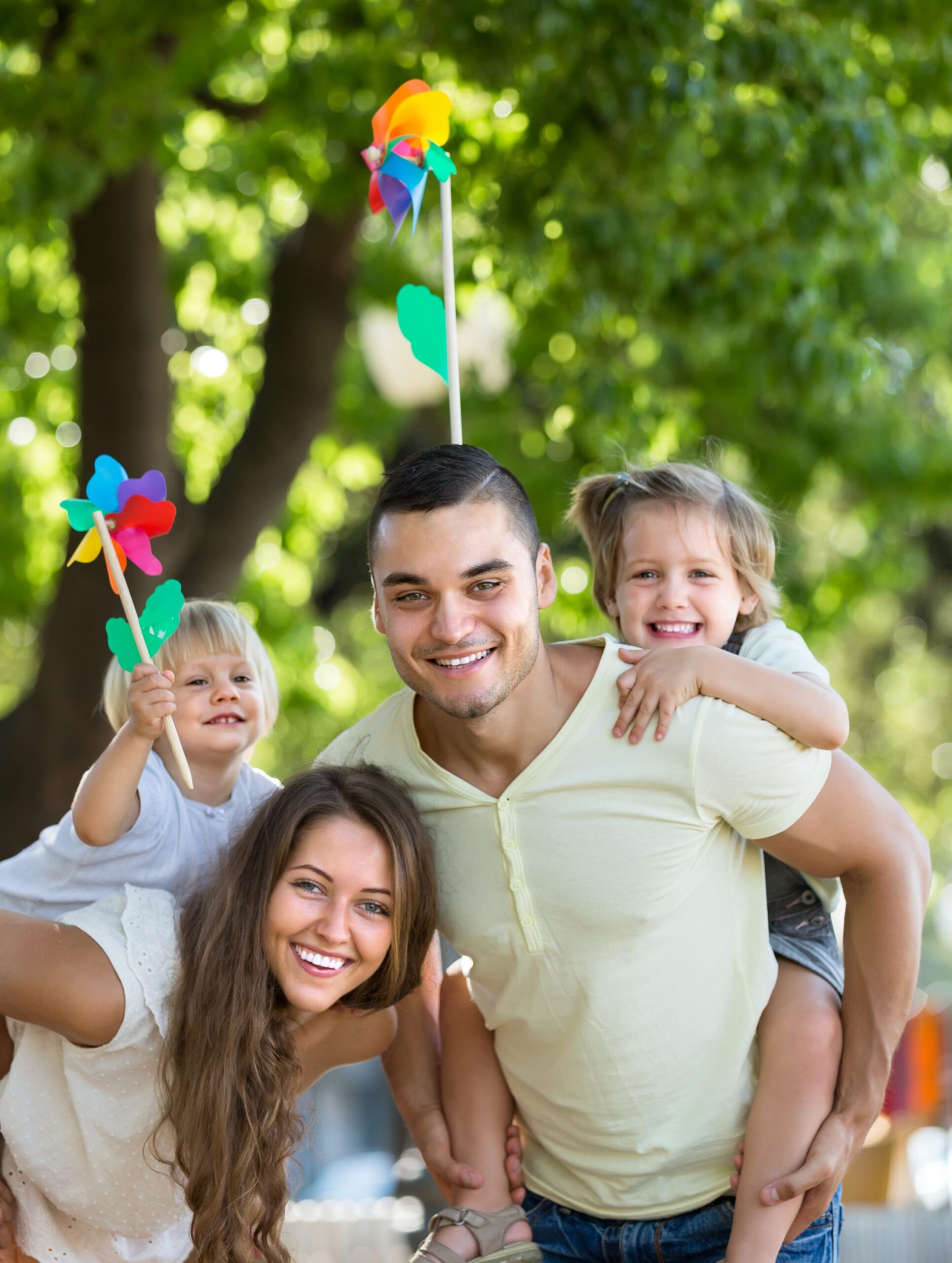 Familia divirtiendose en el parque