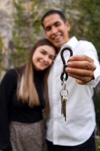 Pareja con llaves de su hogar mostrandolas