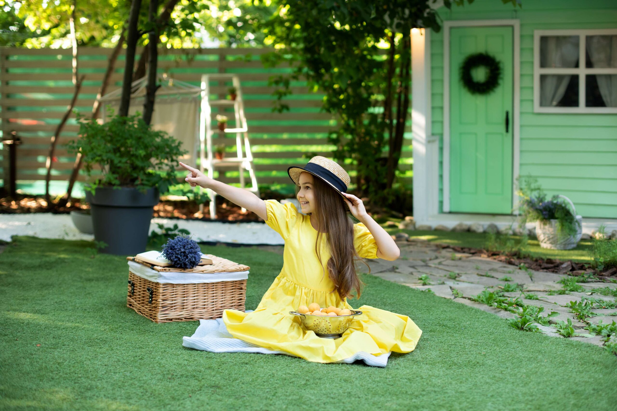 Niña Jugando en el Jardín Casa Pequeña Armoniosa Energia Positiva Decoración Feng Shui