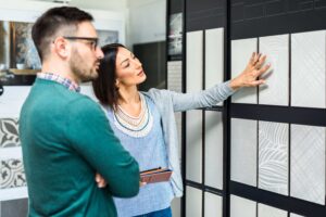 Diseñadora de interiores haciendo la recomendación del tipo de piso que debe utilizar en el baño de su hogar