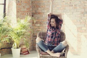 Mujer joven realizando estiramiento para recibir la energia positiva de la vida