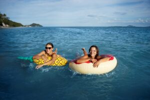 Dos hermosas mujeres disfrutando de la tranquilidad del olaje en hermosas playas