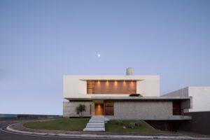 CASA Fachada con detalles en terminado con concreto pulido en muros