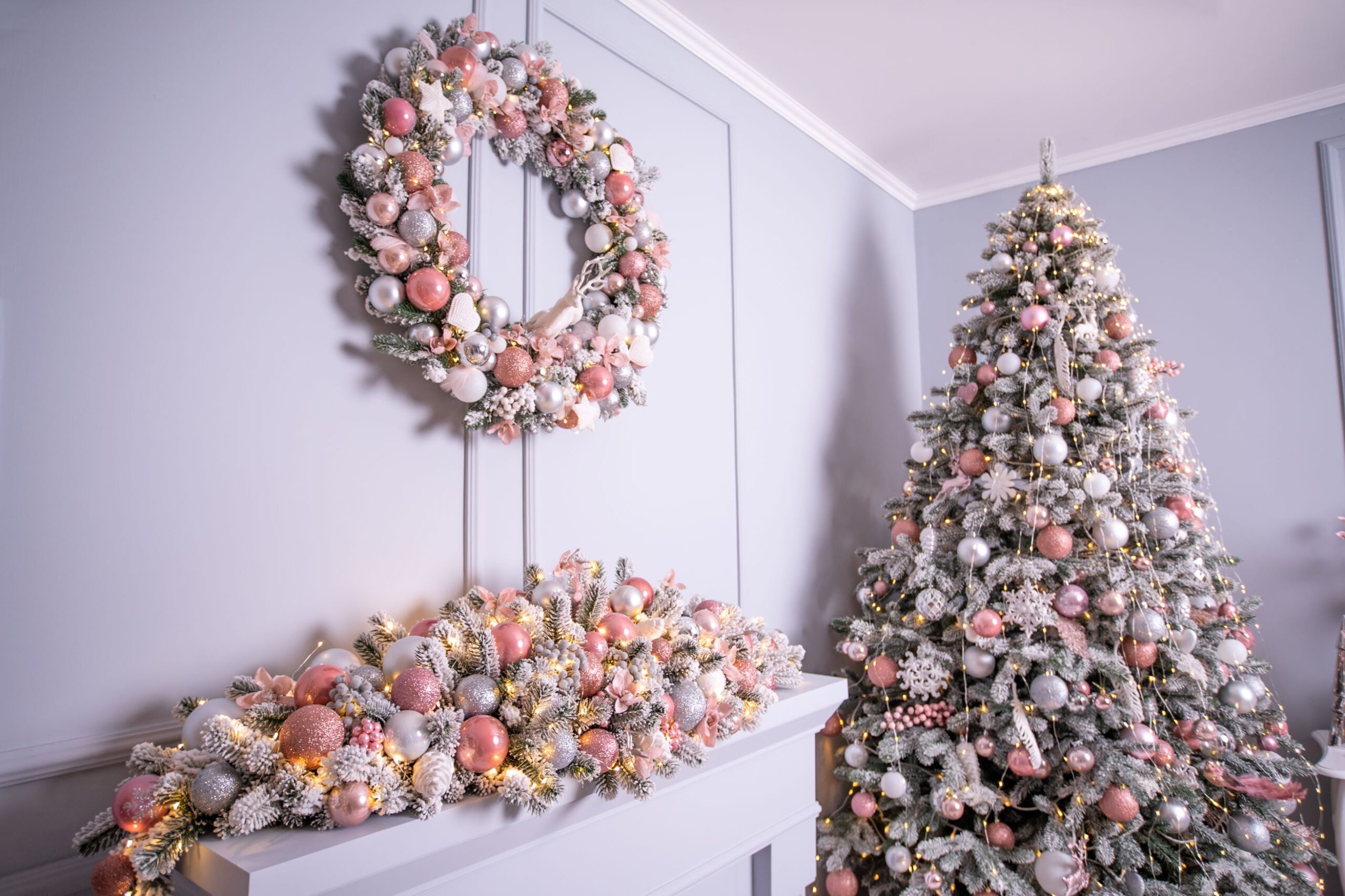 Decoración en el hogar con Guirnaldas y Coronas Navideñas colores verde menta rosa pastel plateado