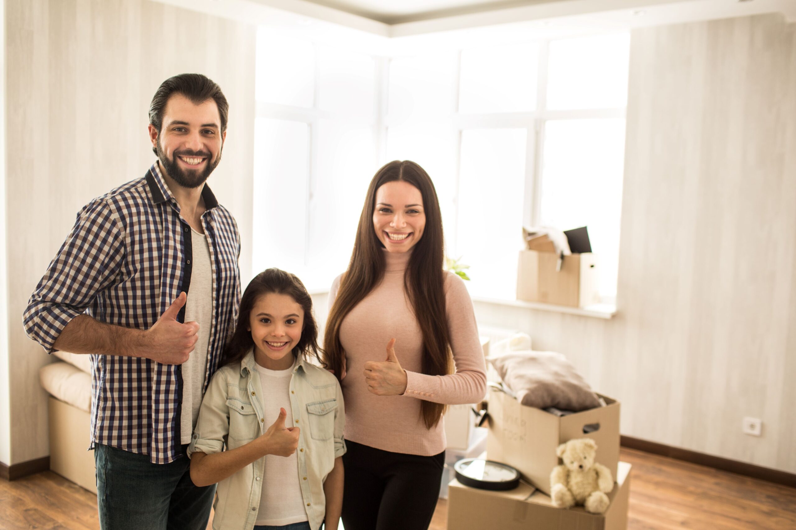 Familia Feliz Disfrutando de su Casa