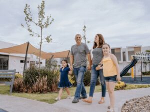 Familia paseando por las Áreas Verdes de Capittala León