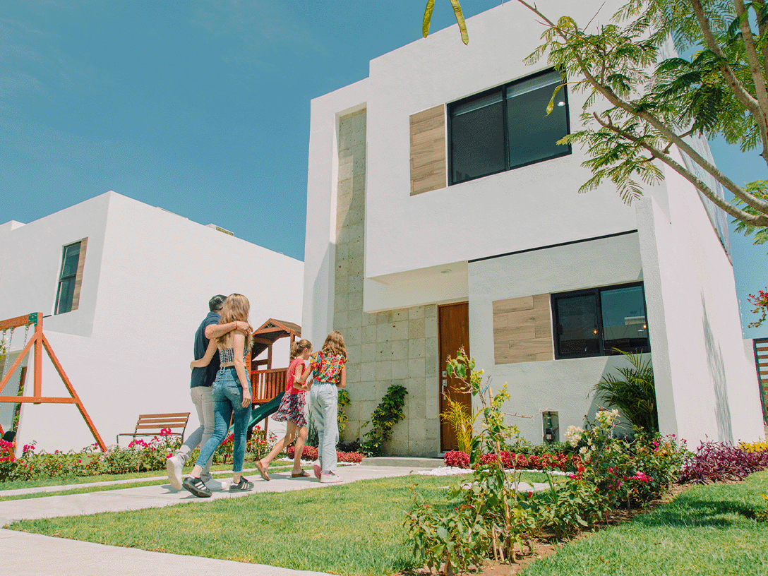 Familia llegando a su nueva Casa Residencial