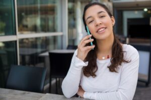 Joven mujer realizando llamada a oficinas de Infonavit