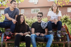 Jovenes disfrutando el día patinando y planeando el futuro para la adquisicion de una casa