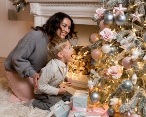 Mamá e Hijo maravillados con la decoración del arbol navideño