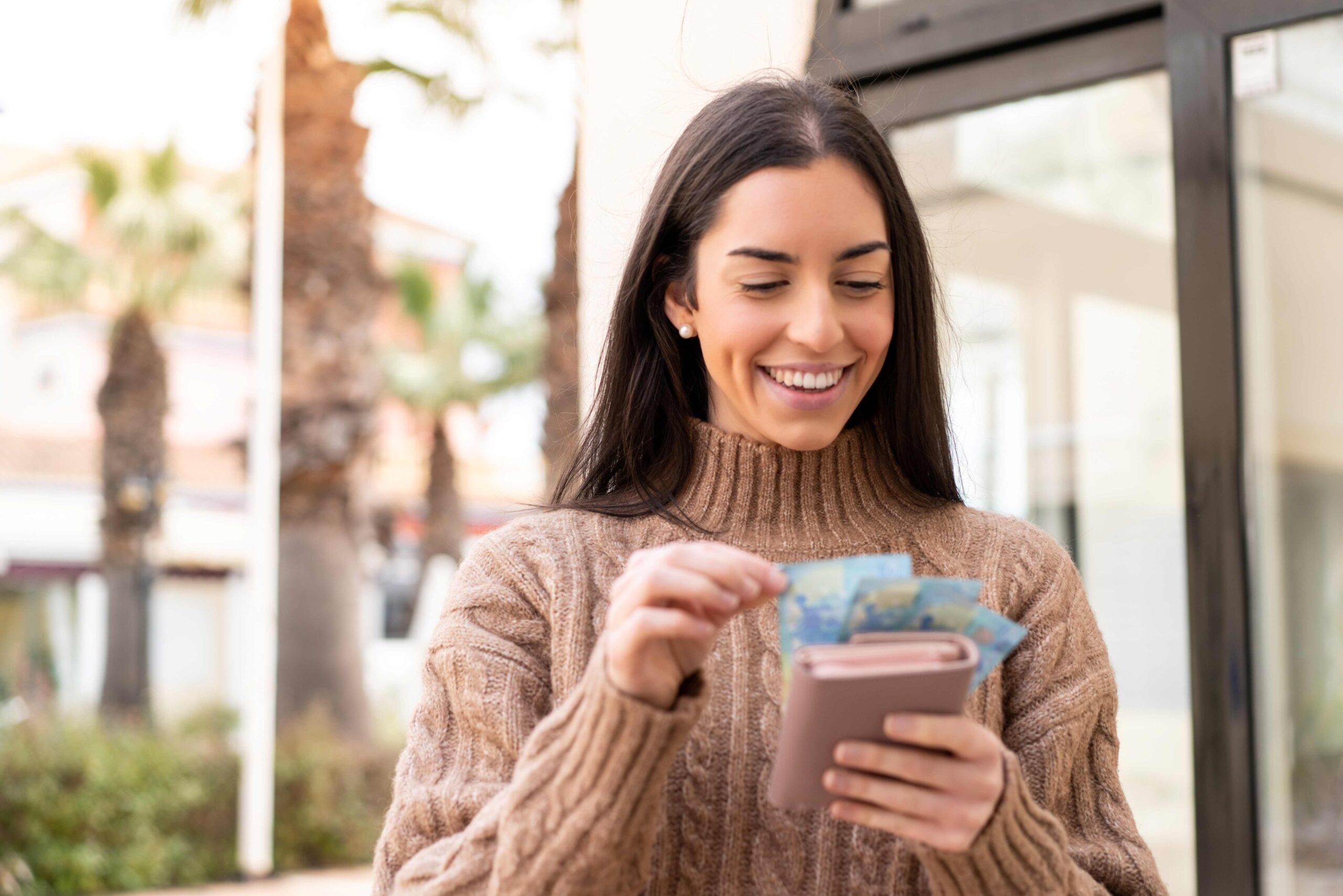 Mujer feliz por el ahorro por el congelamiento de su mensualidad y crédito infonavit