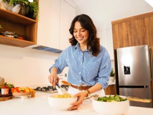 Mujer joven Cocinando en Cocina de Casa Montanesa Perisur II