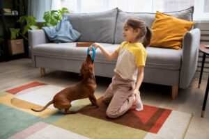 Niña jugando con su mascota