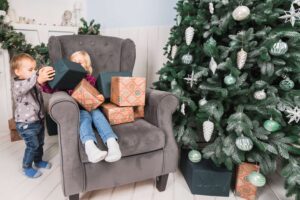 Niños celebrando la navidad en la sala de su hogar