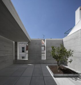 Terraza con terminado en muros y pisos de concreto