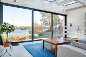 Ventanas hermosas sin cortinas con vista al lago