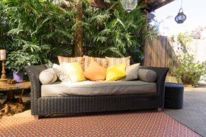 decoracion alfombra cojines mueble de ratan sostenible plantas en terraza