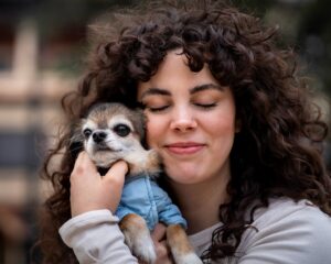 joven mujer feliz con su mascota