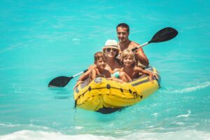 Familia disfrutando de las actividades acuáticas en el mar