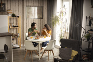 Pareja desayunando mostrando su estilo de vida cómodo y práctico