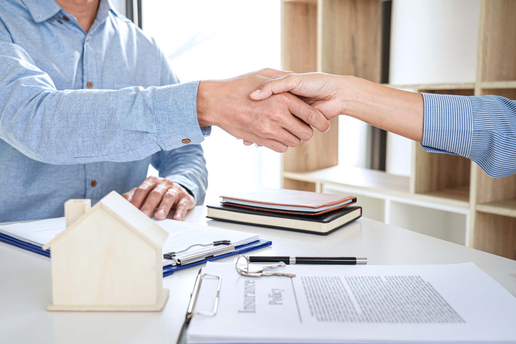 Cerrando el trato al firmar el contrato de compra-venta de su nueva casa