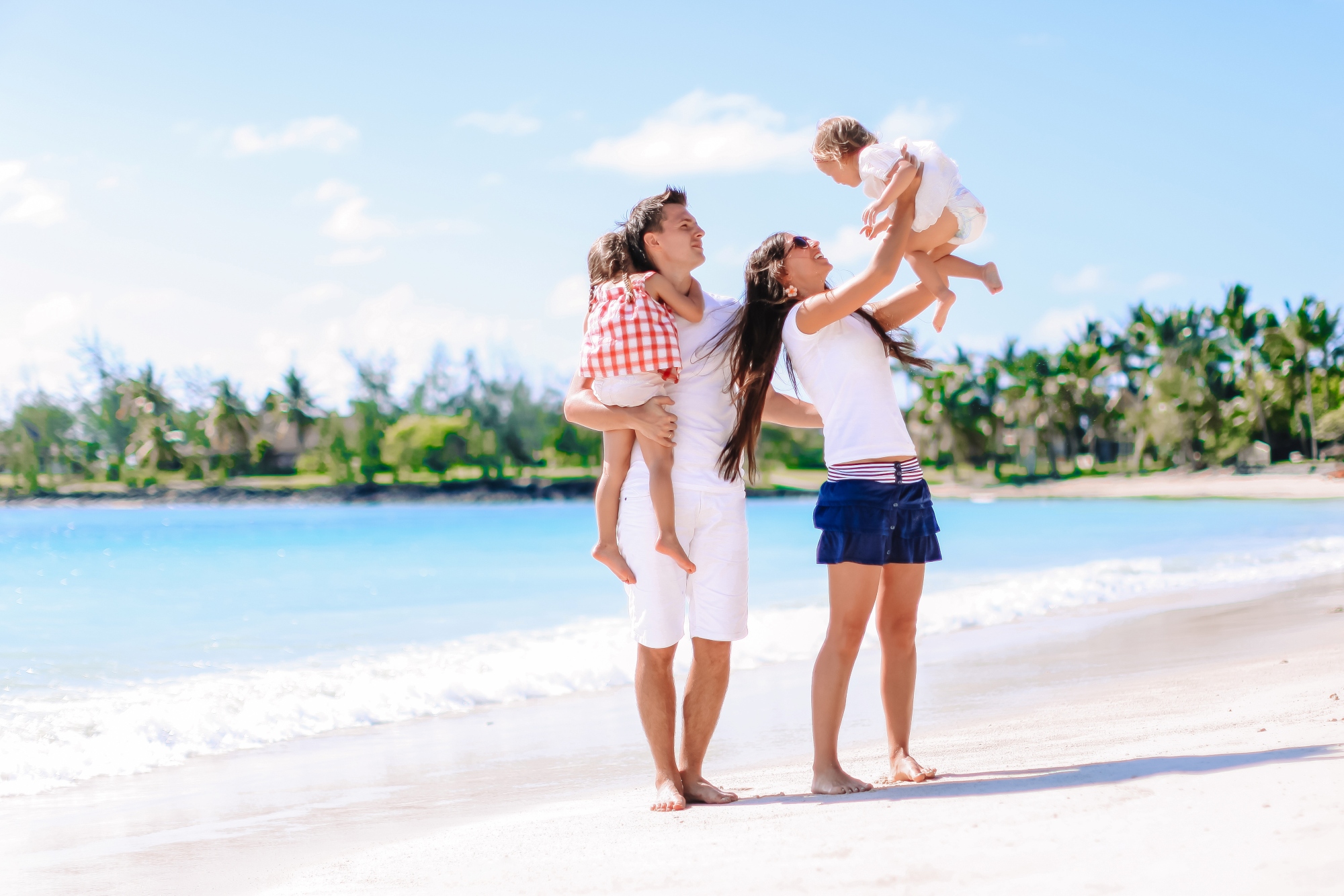 Familia disfrutando de la playa en Punta Diamante Isla Cortes Nuevo Altata