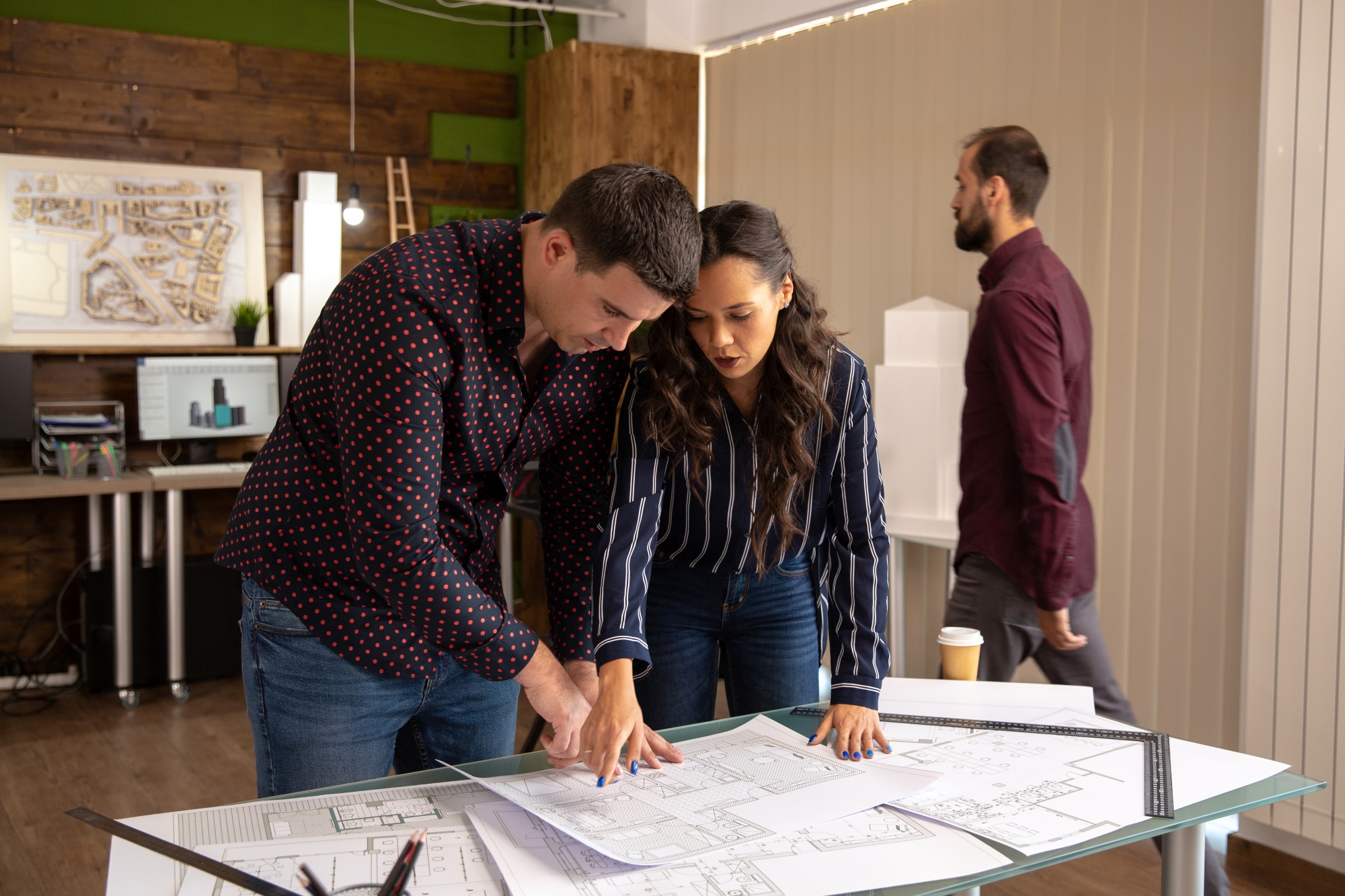 Pareja revisando el plan de desarrollo urbano en zona de crecimiento