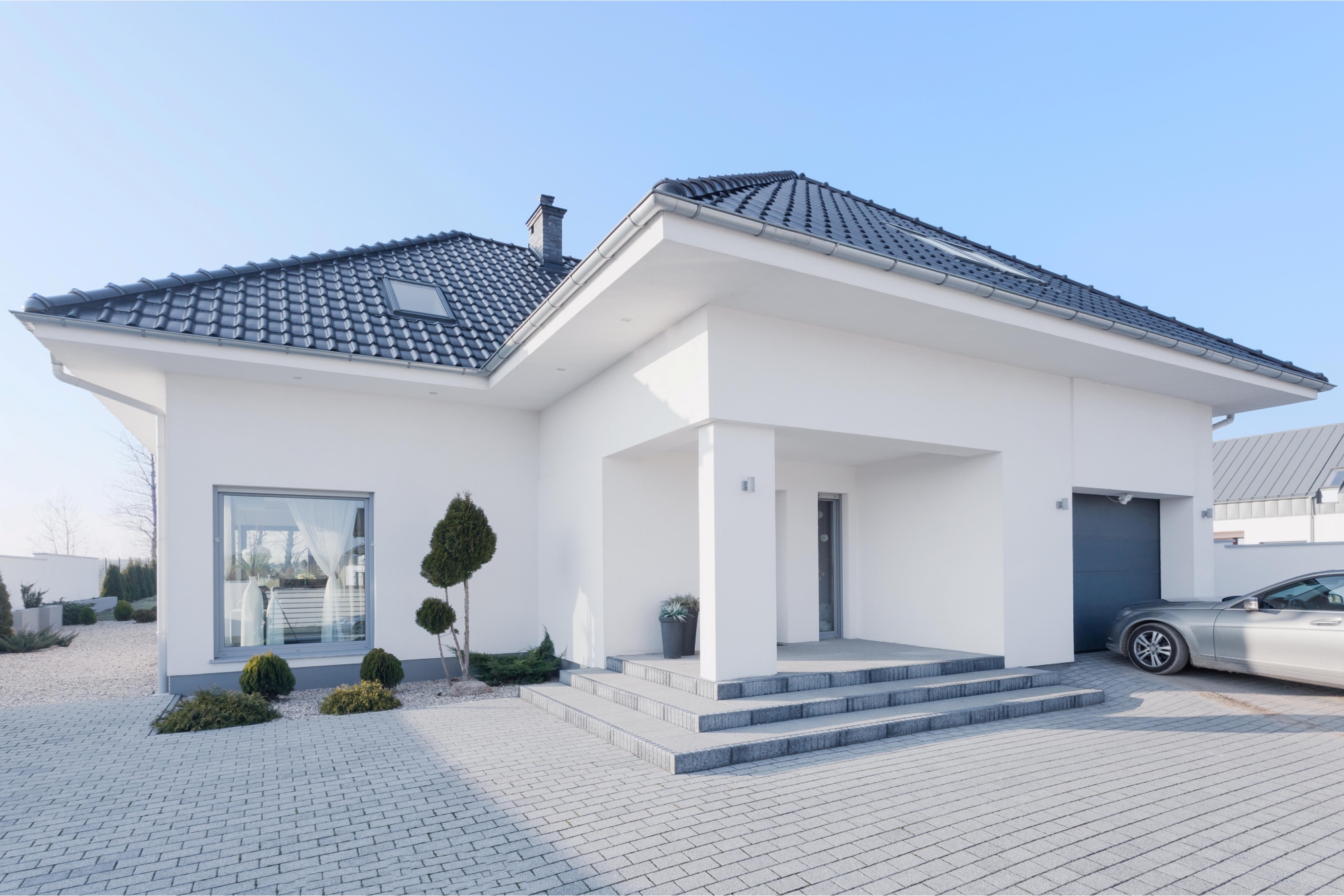Casa Pasiva con grandes ventanales-tragaluz-pintada en color blanco para reflejar los rayos solares