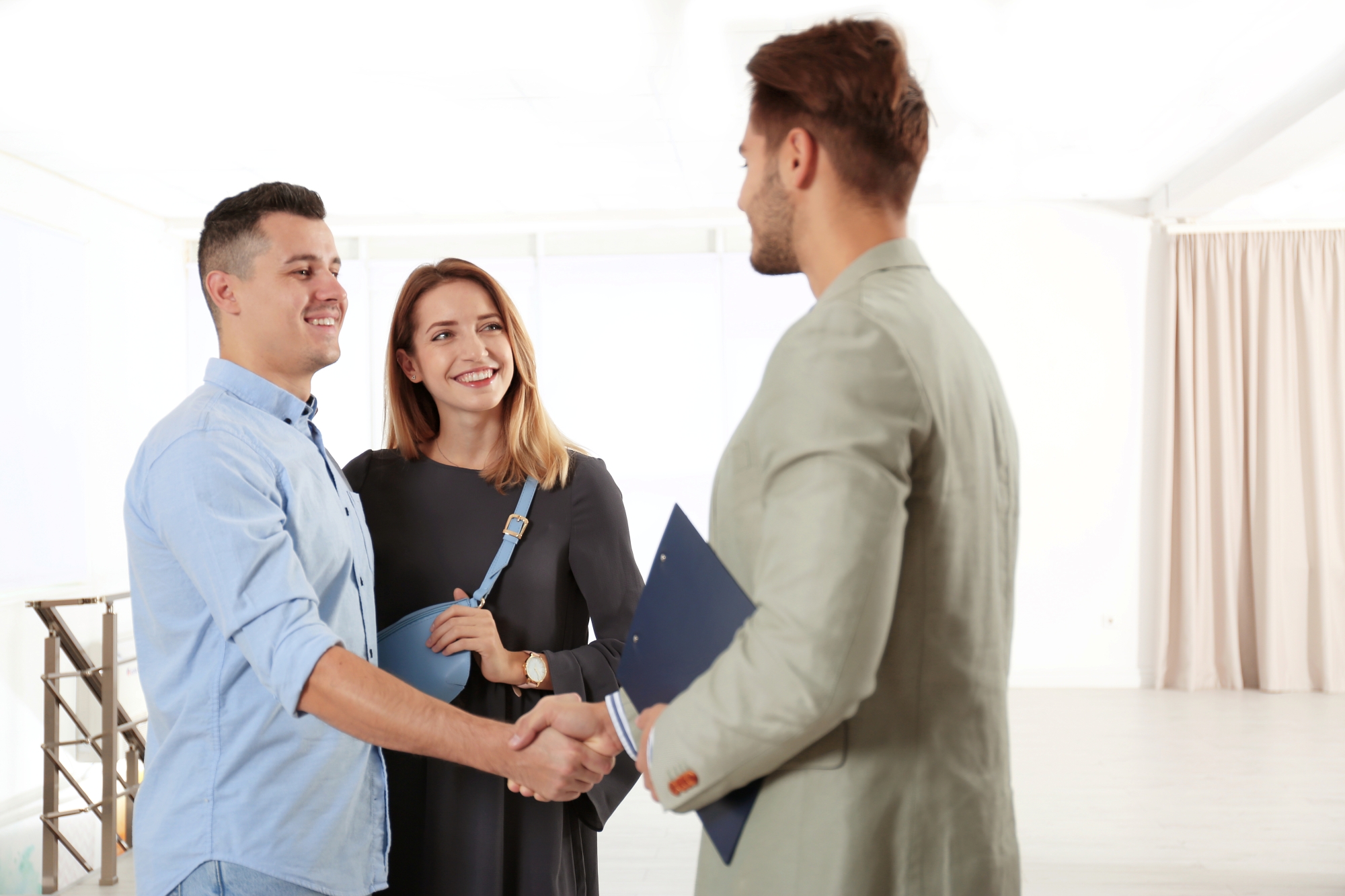 Asesor inmobiliario acosejando y dando las recomendaciones a pareja para mantener su propiedad