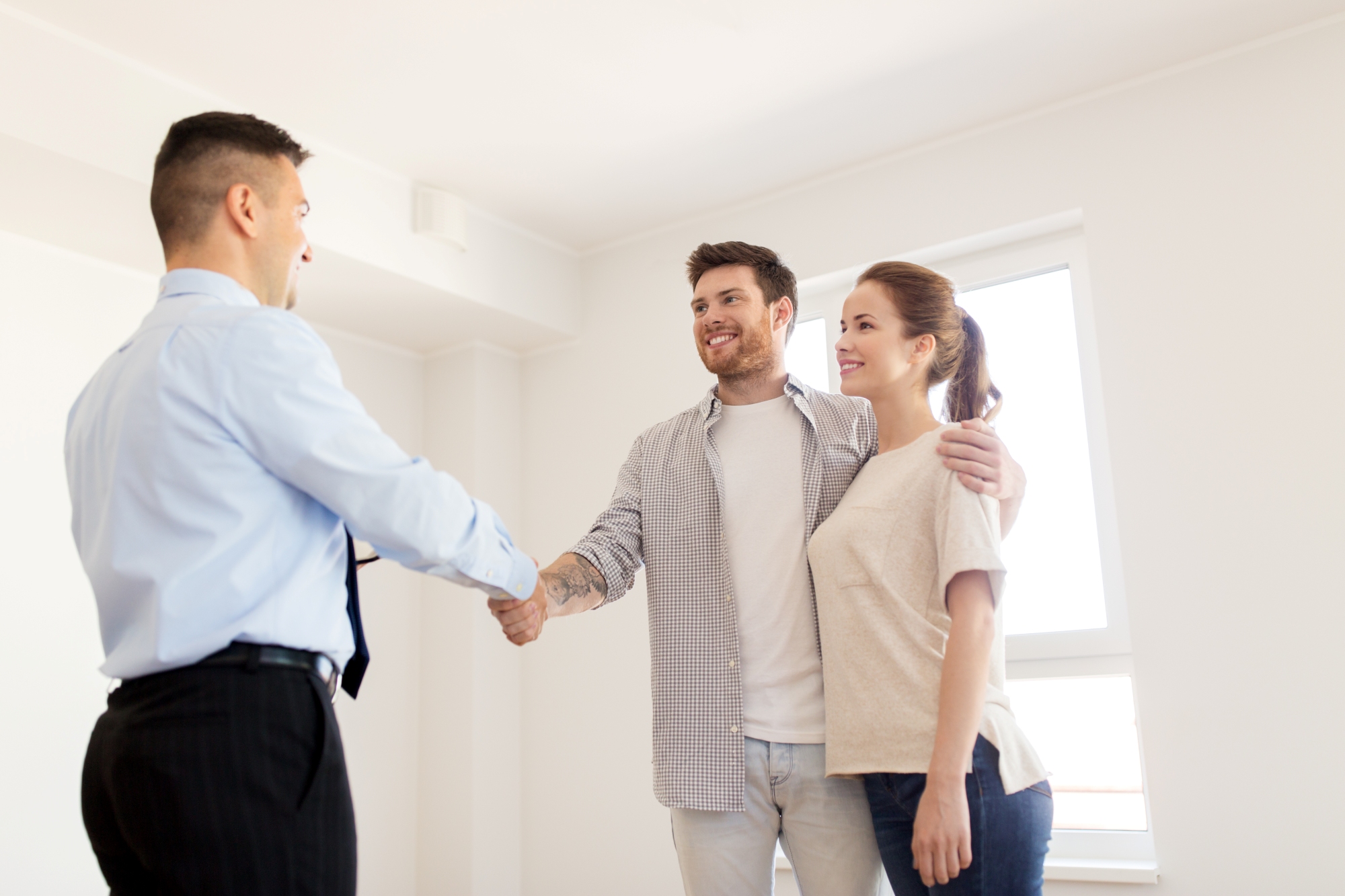 Cerrando Trato hipotecario, con agente de bienes raíces pareja feliz y agente inmobiliario estrechando la mano