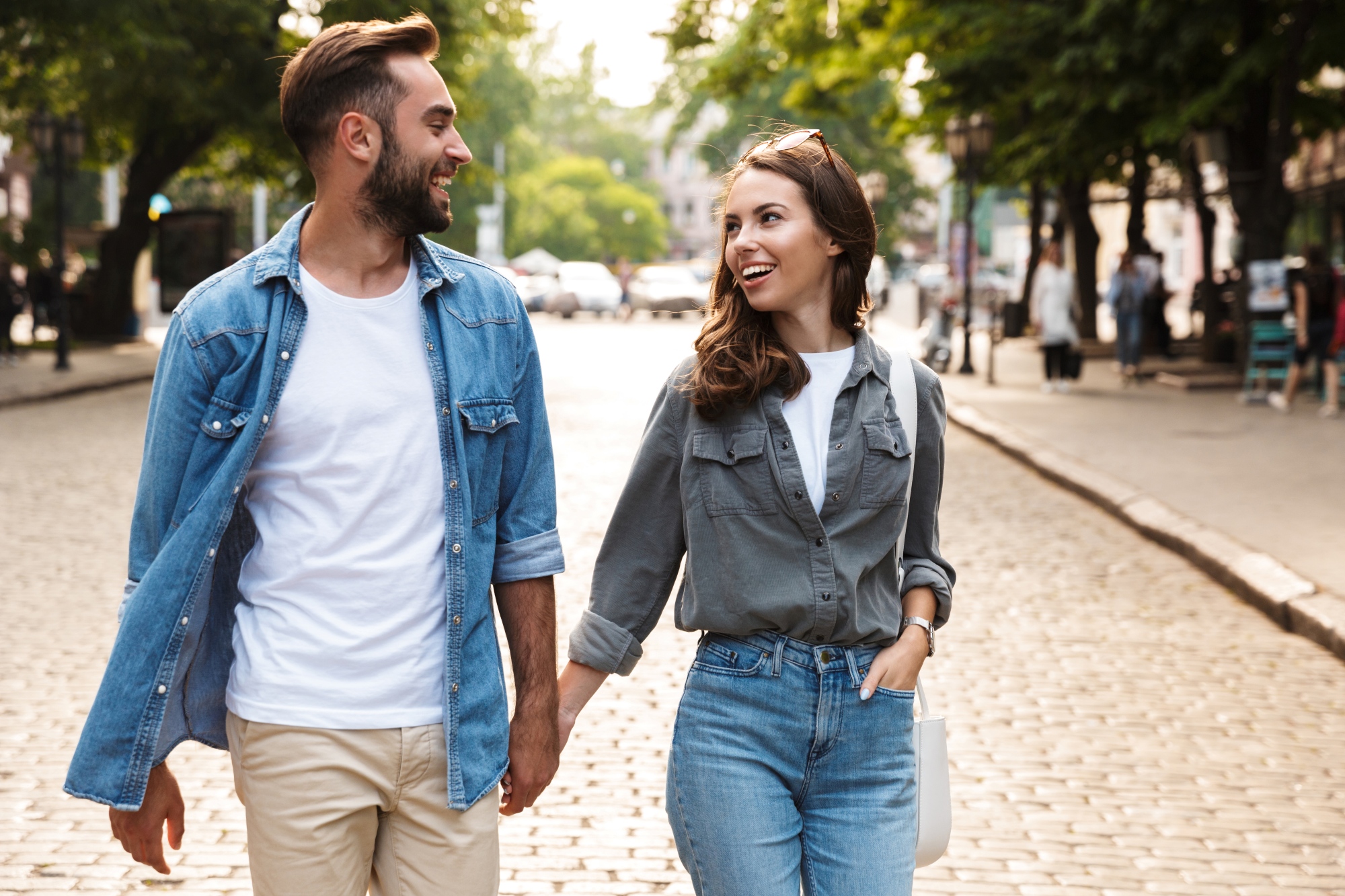 Hermosa pareja joven enamorada caminando al aire libre por las diferentes calle de la ciudad de Aguascalientes