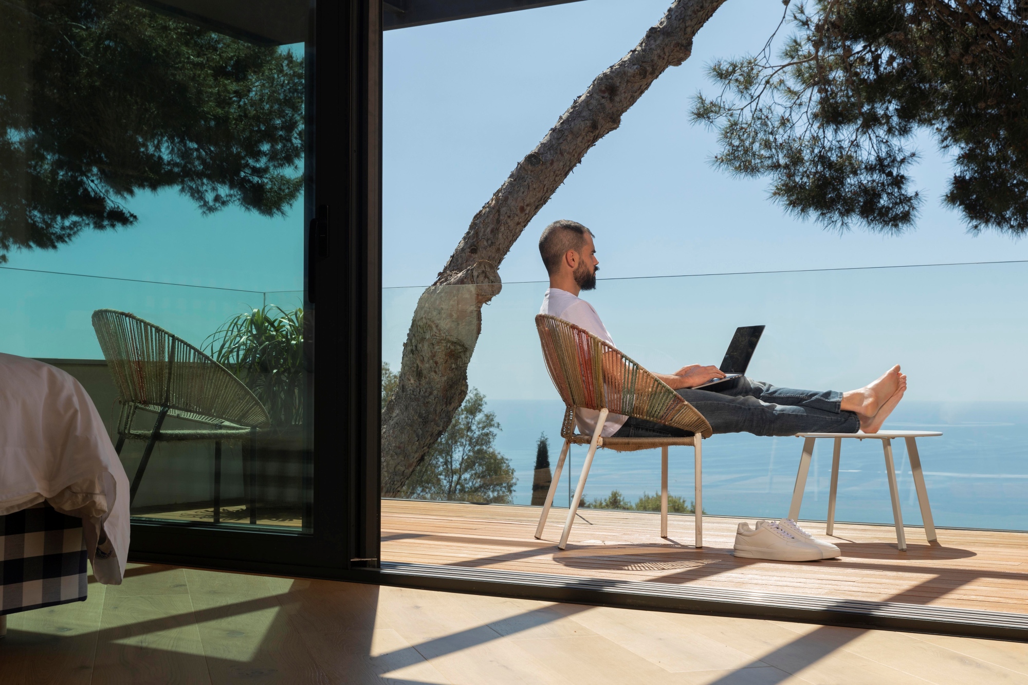 Joven inversionista trabajando en la terraza de su hogar