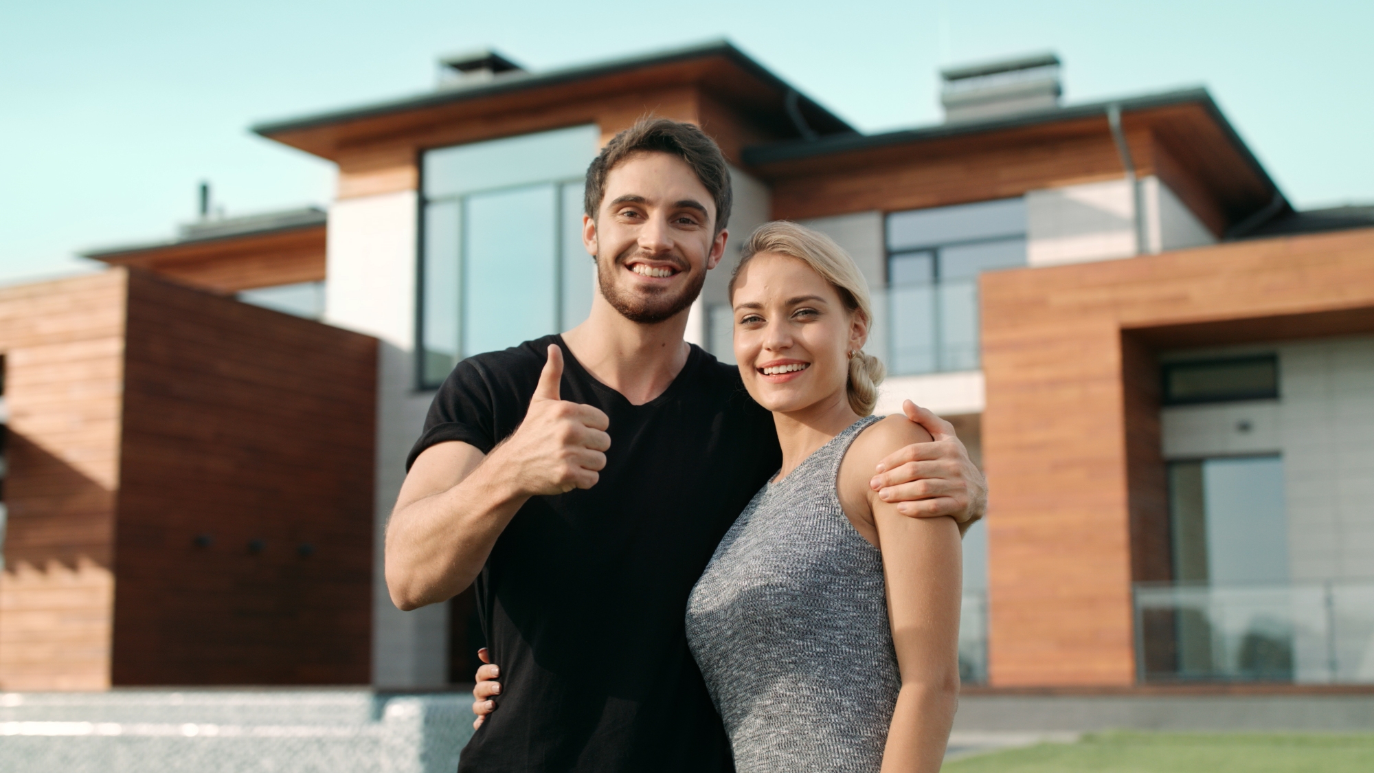 Pareja feliz por la compra de su nueva casa residencial