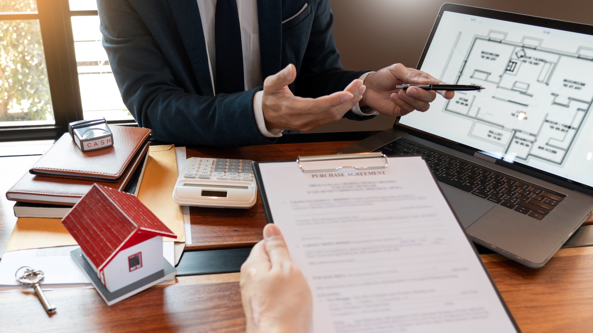 Perito Valuador Certificado entregando informe al cliente y realizando algunos comentarios