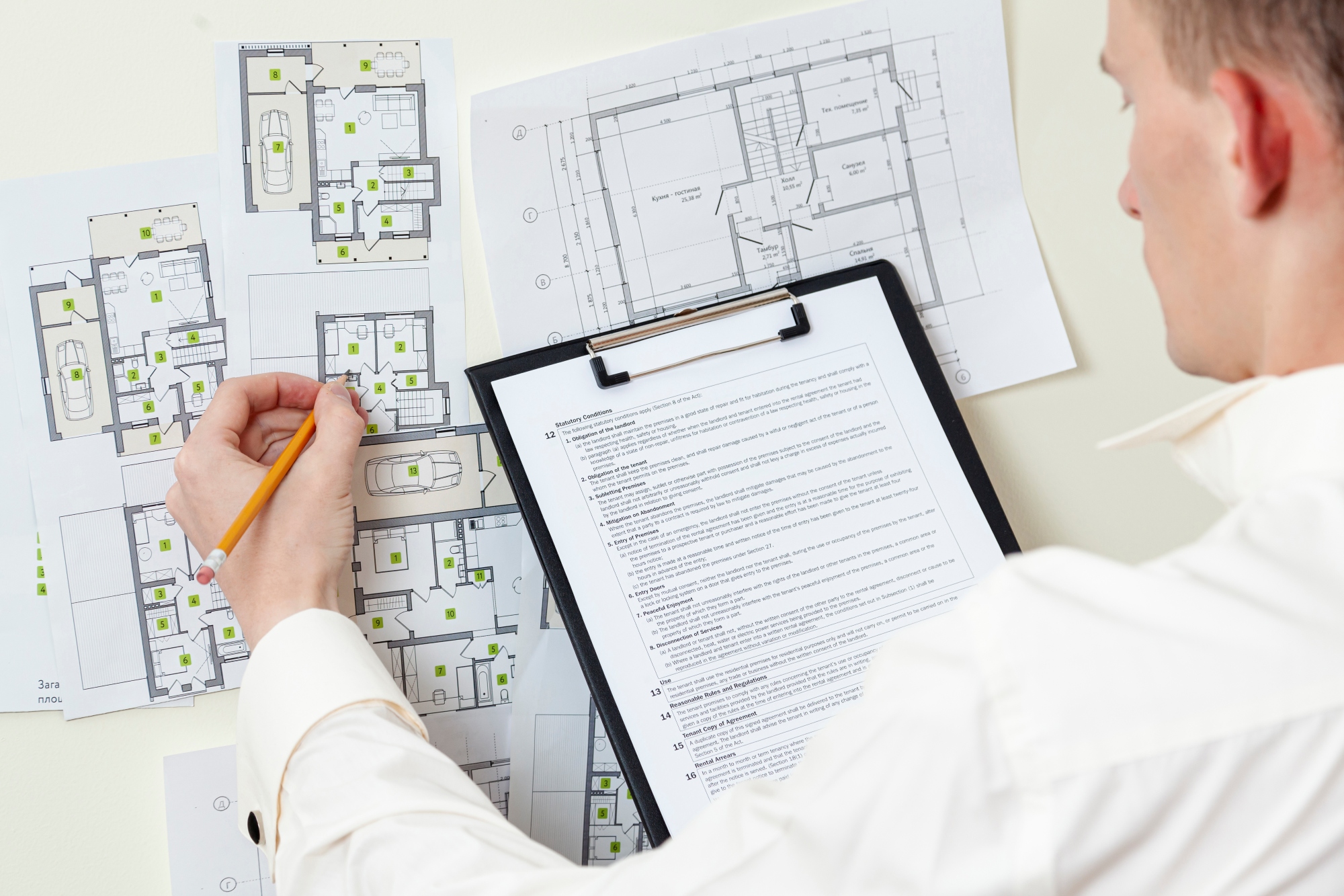 arquitecto-perito-valuador-trabajando-en-proyecto-de-casa
