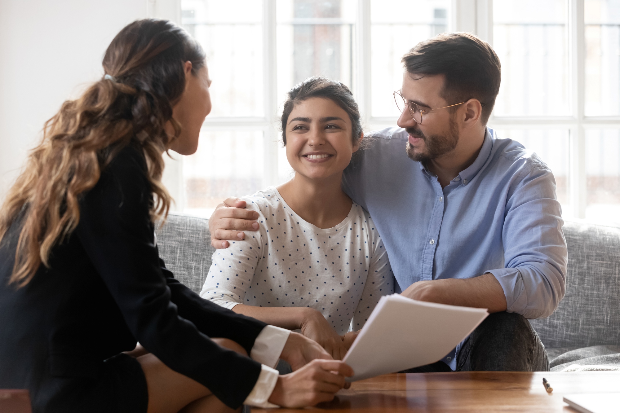 asesor-financiero-consulta-el-avaluo-de-casa-con-una-pareja-de-familias-jovenes-para-cerrar-acuerdo-de-venta