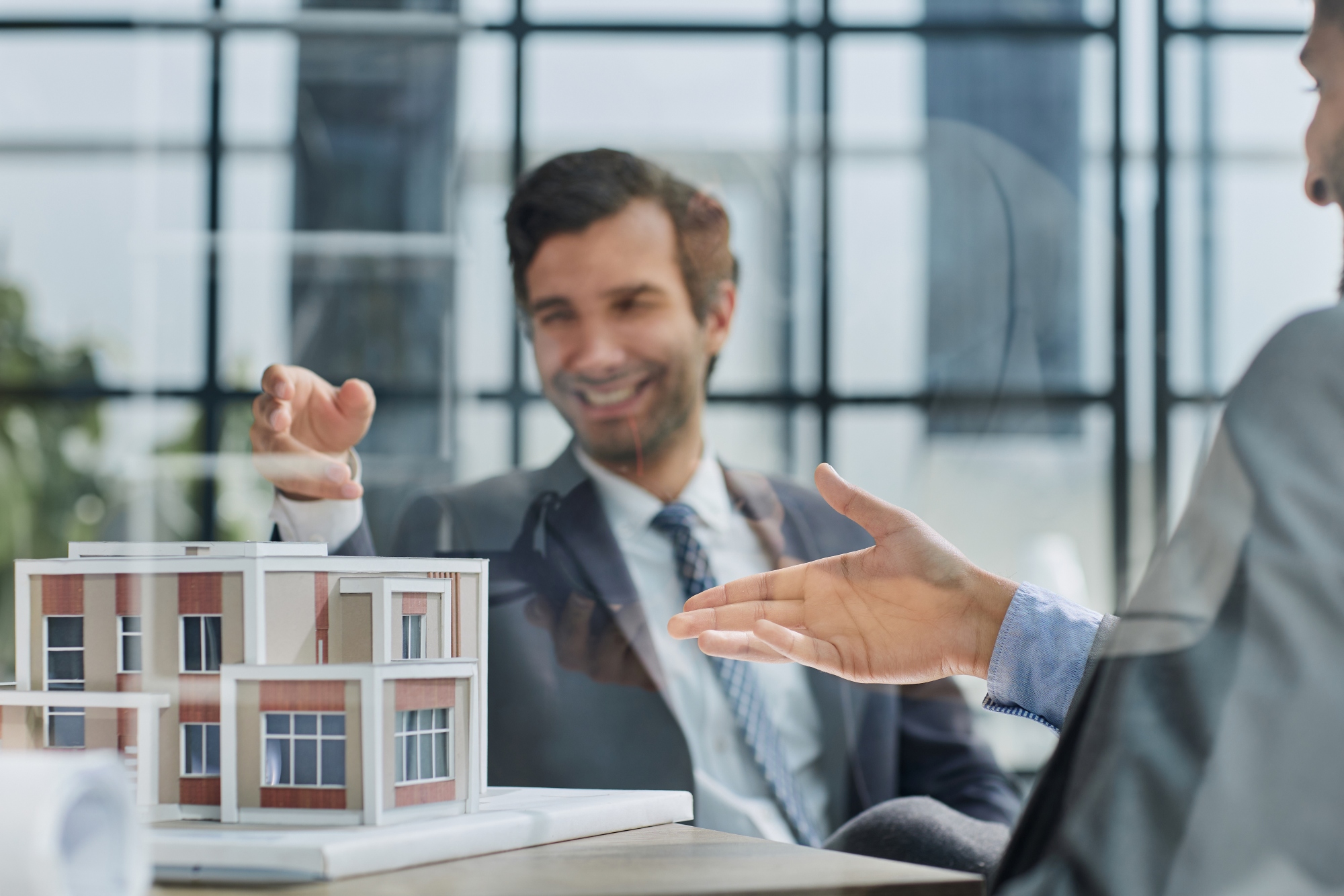 dos-inversionistas-exitosos-estan-discutiendo-sobre-diseno-del-nuevo-proyecto-de-construccion-de-una-casa