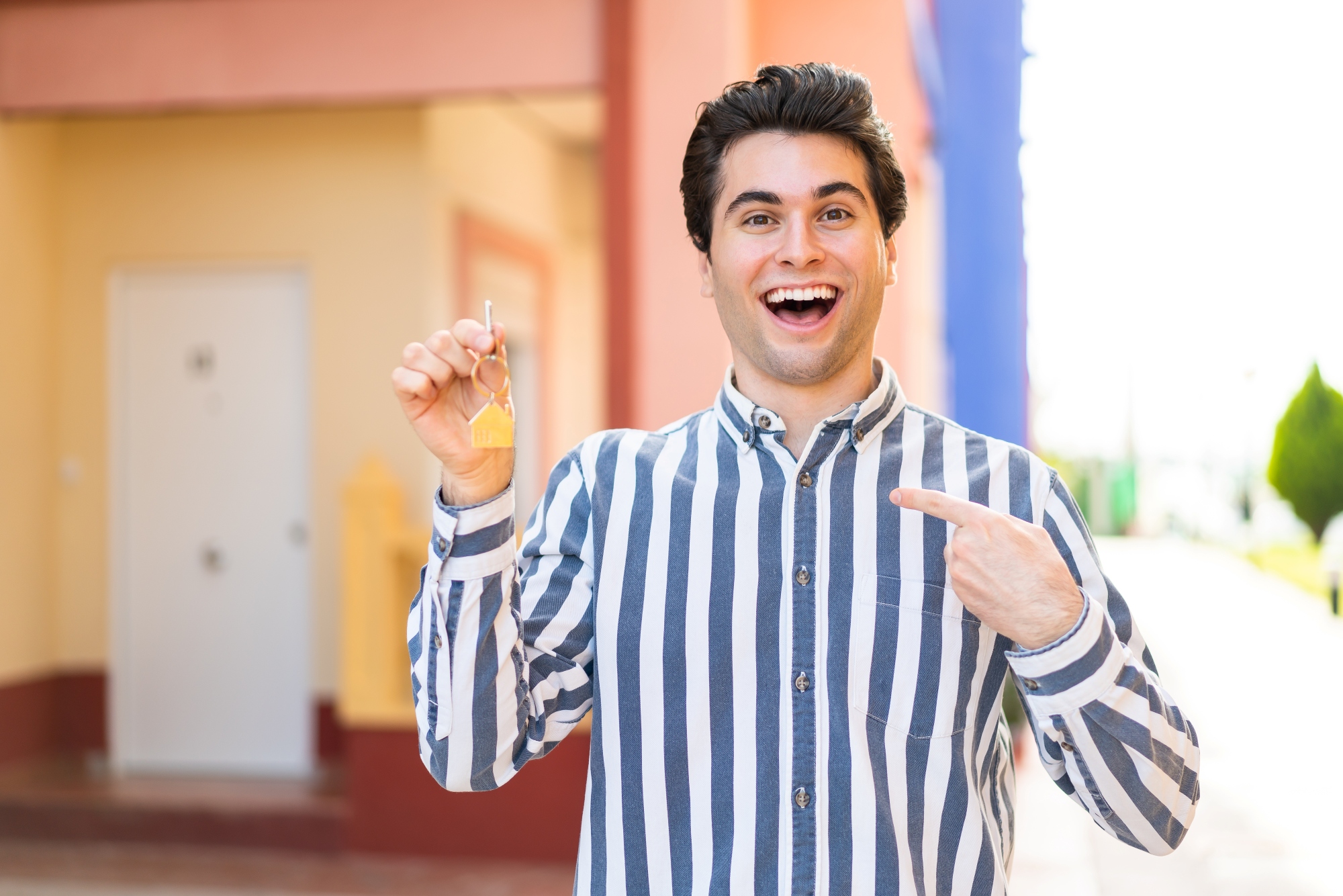 hombre-joven-sosteniendo-llaves-de-casa-que-compro-con-credito-hipotecario